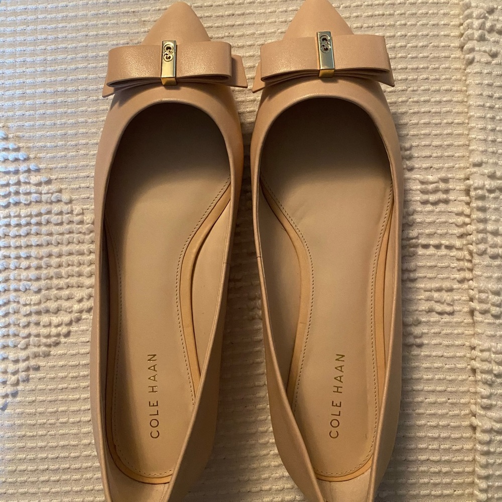 Cole Haan NWOB beige flats Women’s size 6-1/2 B